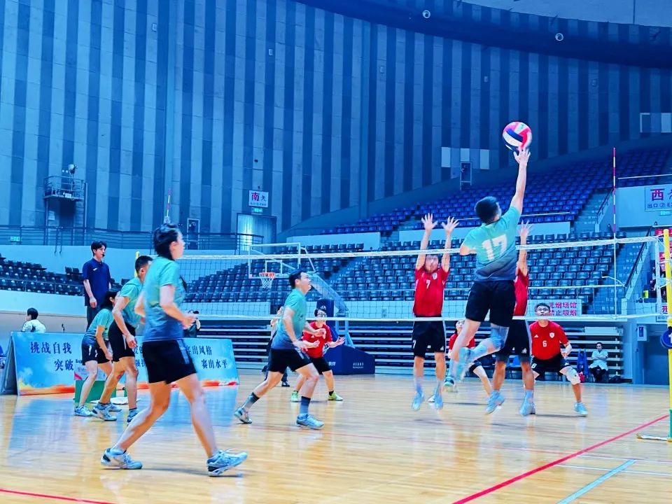 球场上球员奋力拼搏默契合作