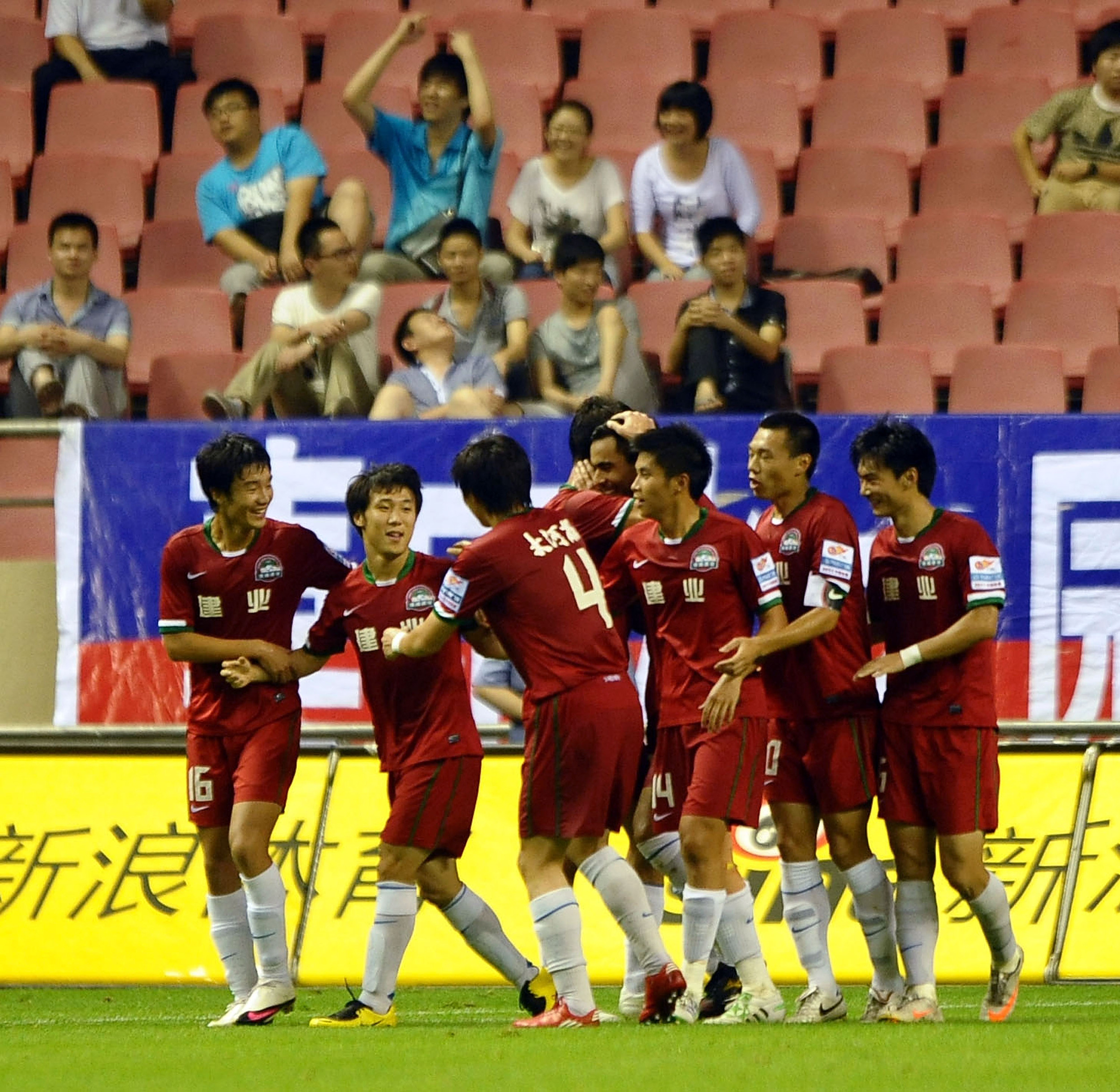 上海队胜出河南队，球场上的精彩瞬间令人回味无穷！的简单介绍