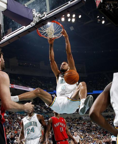 欧洲篮球盛事竞技激烈，各队争夺无情上演