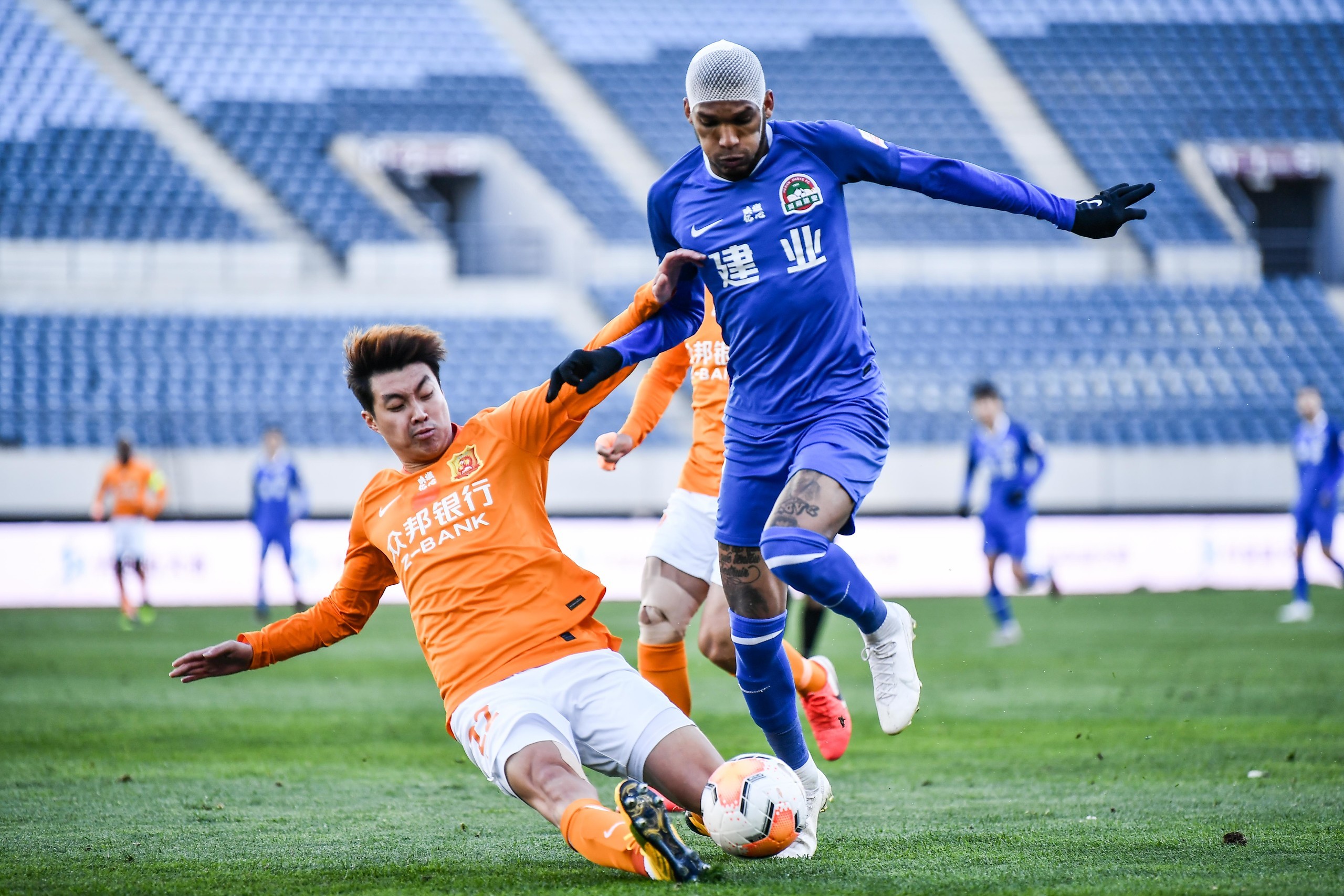 关于河南建业逆转武汉卓尔，全取三分的信息