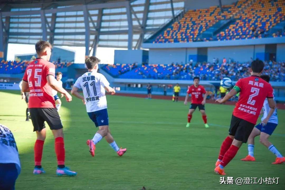 赛场上球迷热情高涨，场面火爆引人入胜