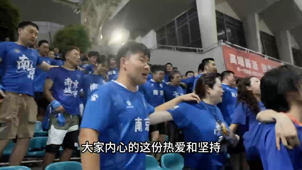 赛场上球迷热情高涨，场面火爆引人入胜