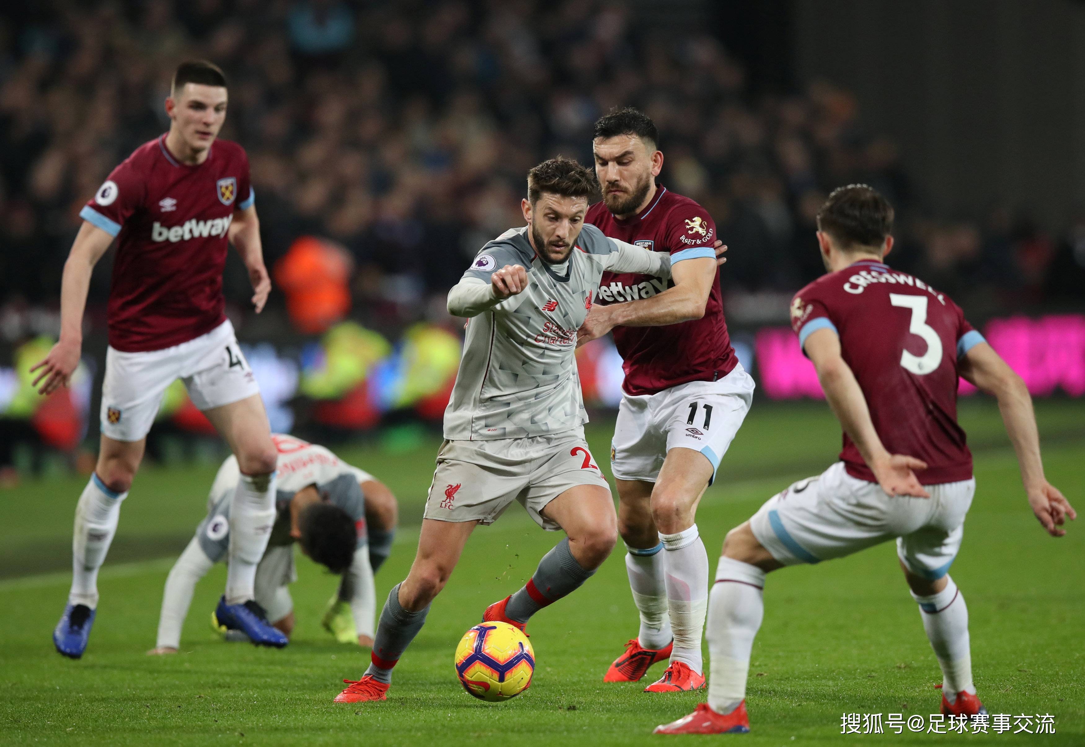 足球赛场上球员们奋力拼搏，取得成功