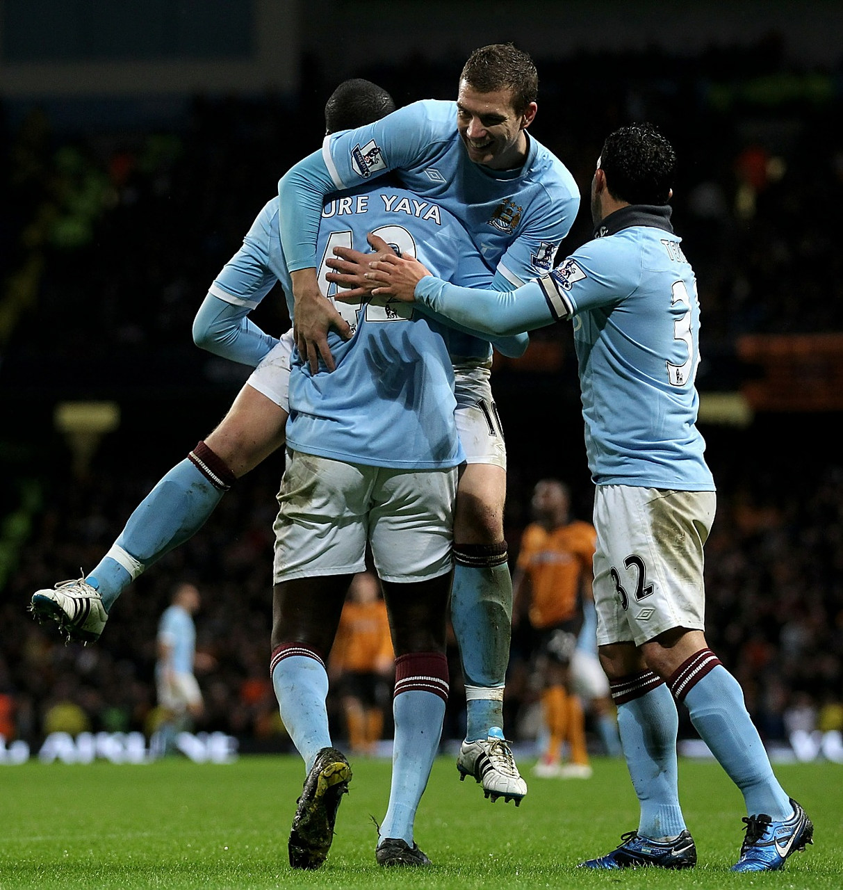 曼彻斯特城队在足球赛中夺得胜利晋级