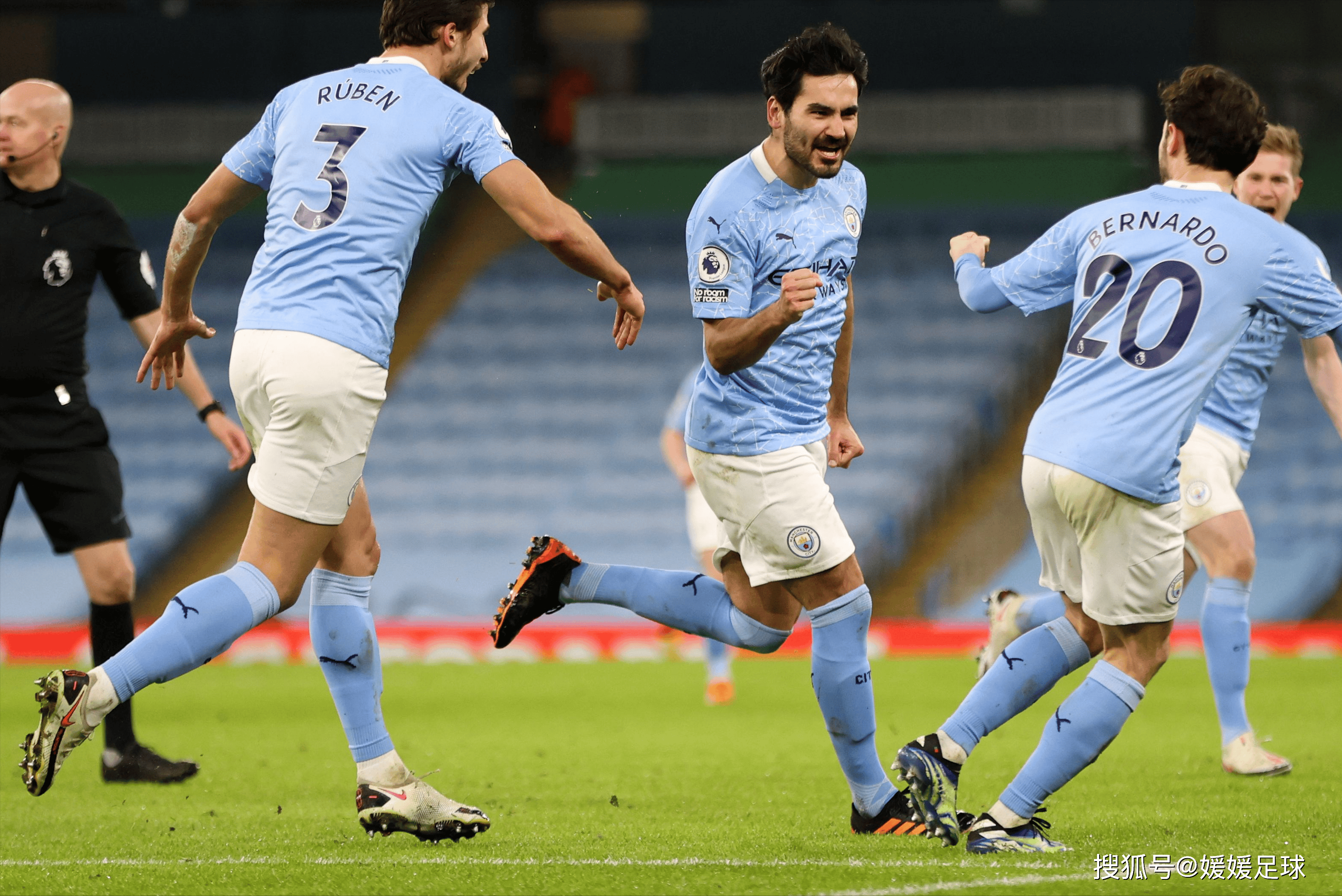 曼彻斯特城队在足球赛中夺得胜利晋级