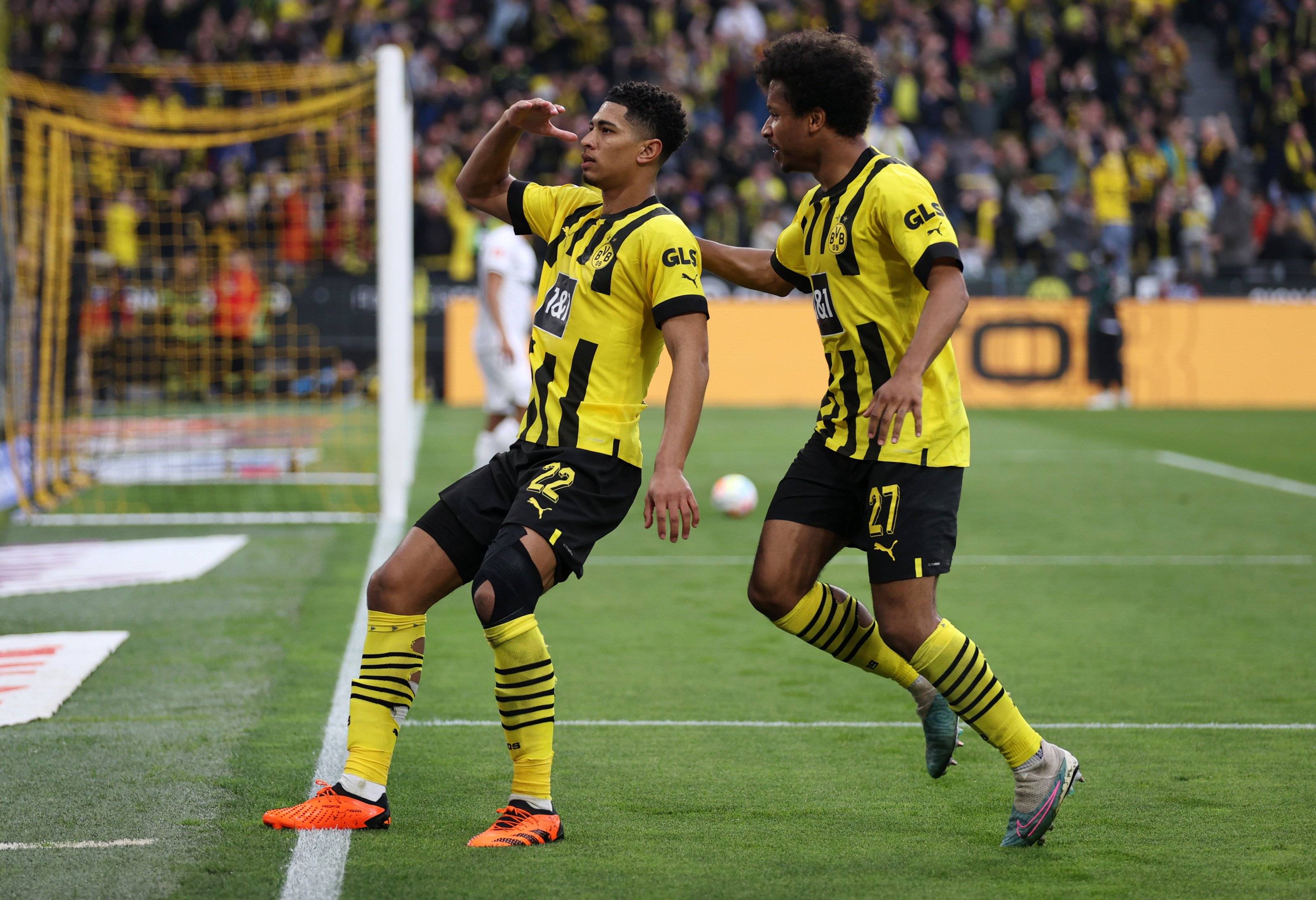 波鸿主场击败沙尔克04，全队庆祝取胜