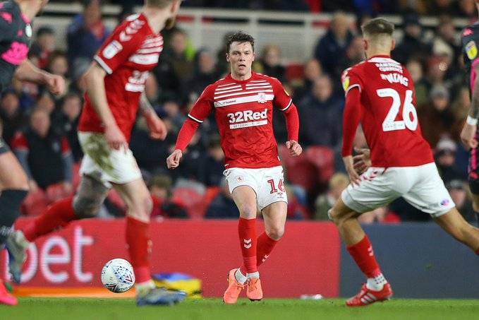 包含斯旺西三球大胜哈德斯菲尔德，重返榜首位置的词条