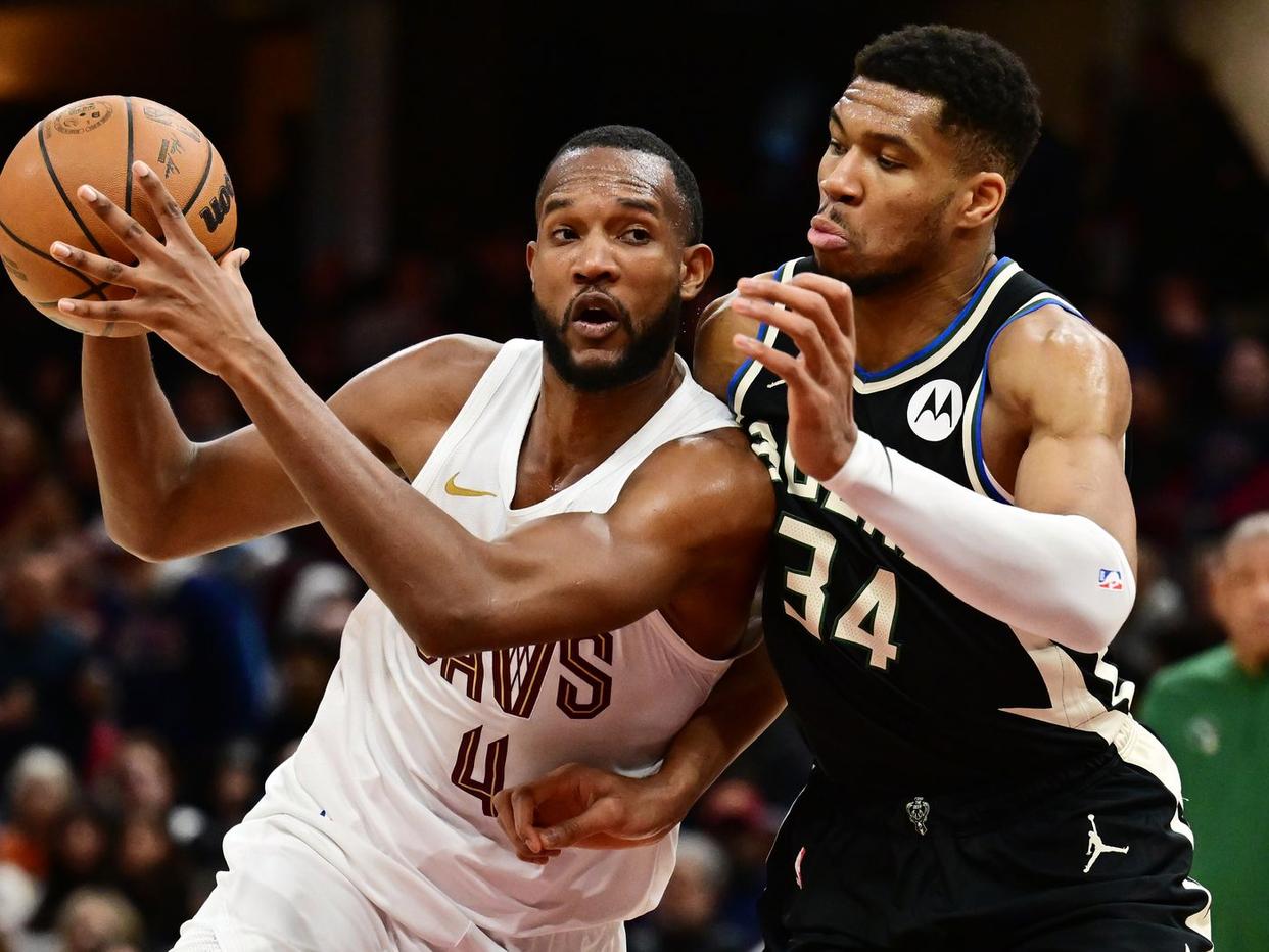 包含篮网惨遭湖人横扫，遭遇三连败的词条