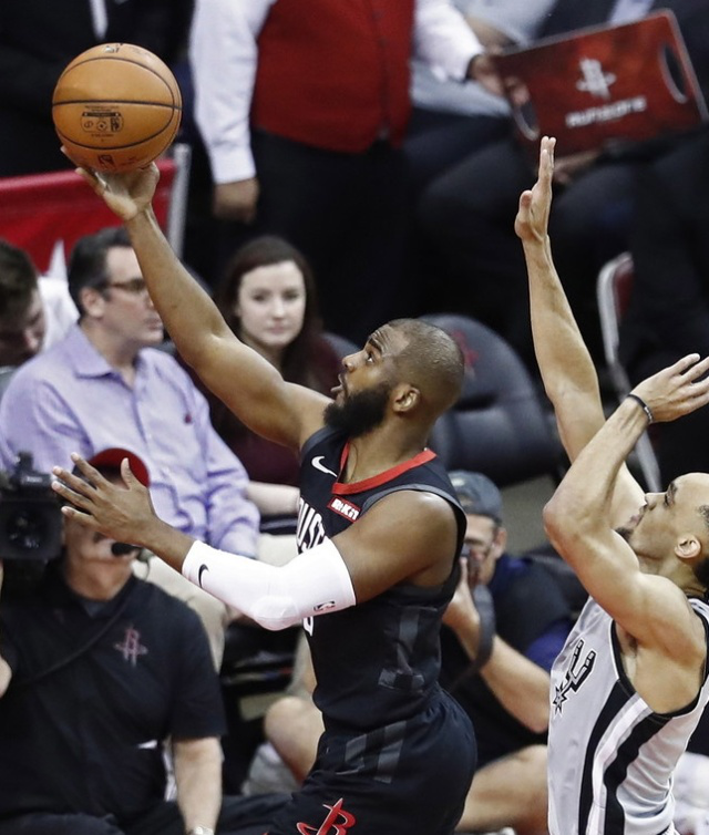 火箭客场负马刺，瓦伦丁斯砍下30分