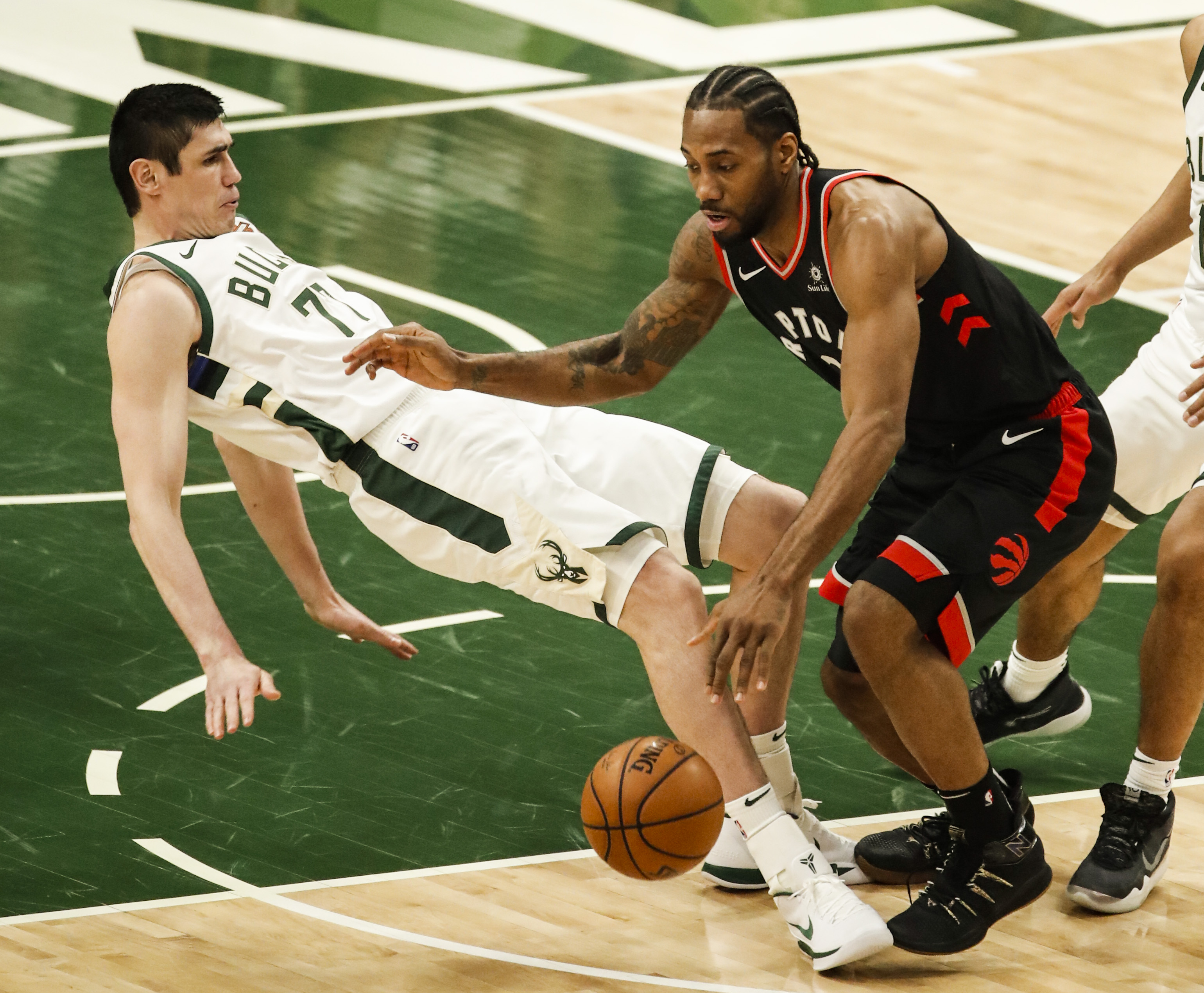 猛龙逆转雄鹿取得两连胜,伦纳德再现神奇表现 猛龙逆转雄鹿取得两连胜,伦纳德再现神奇表现