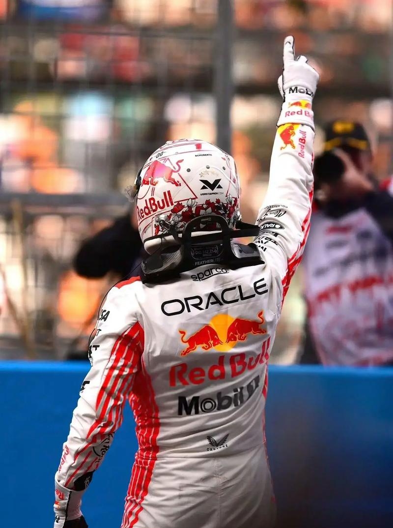 包含迈凯伦完胜红牛车队，拉塞尔状态火热的词条